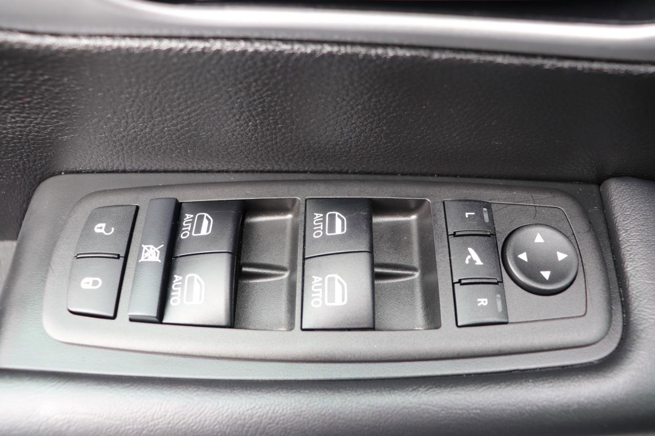 Used 2025 Chrysler Pacifica Limited image 53