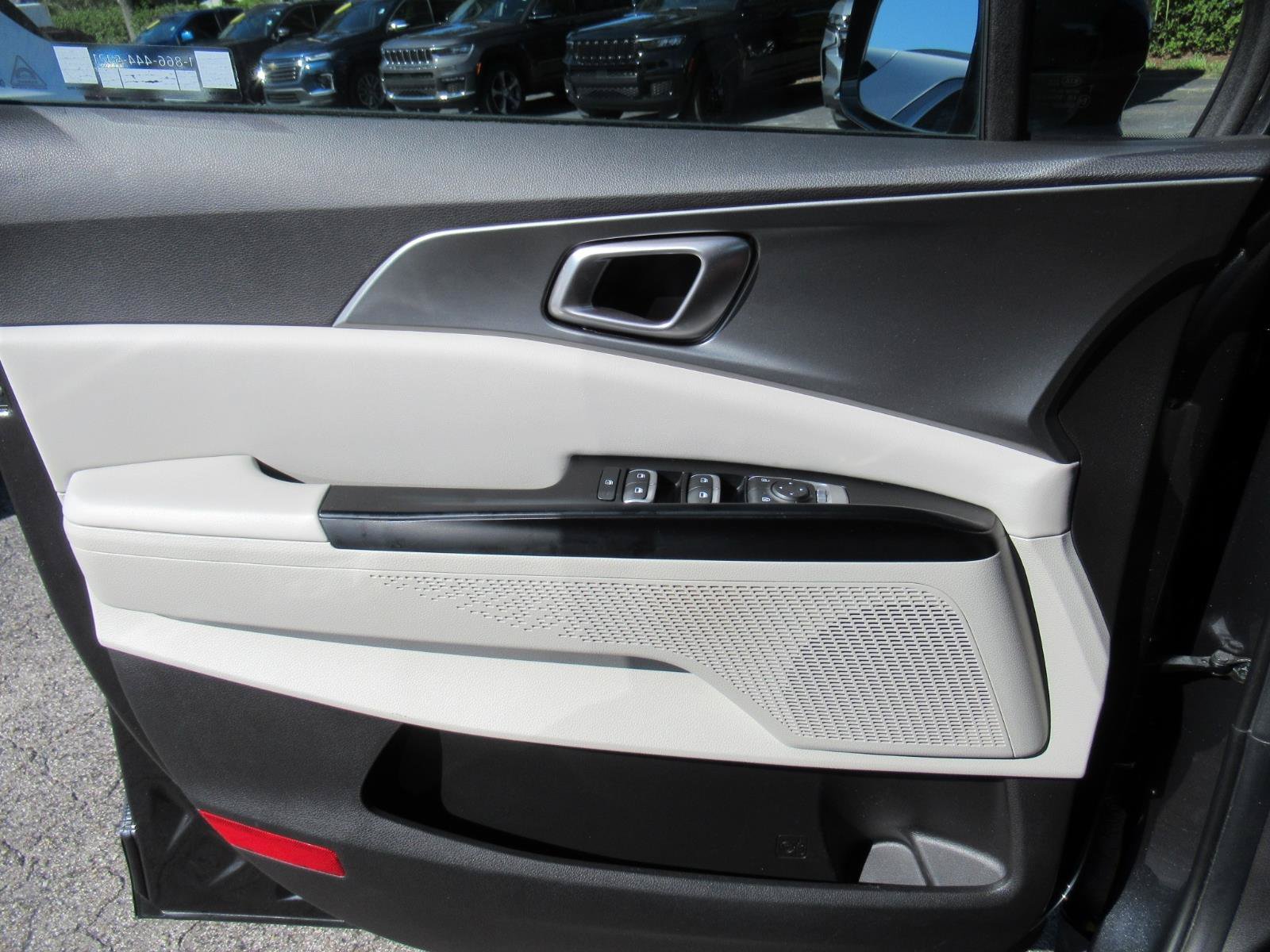 Used 2022 Kia Carnival LX FWD image 26