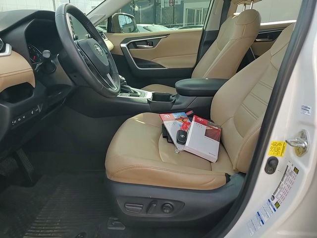 Used 2022 Toyota RAV4 XLE Premium image 12