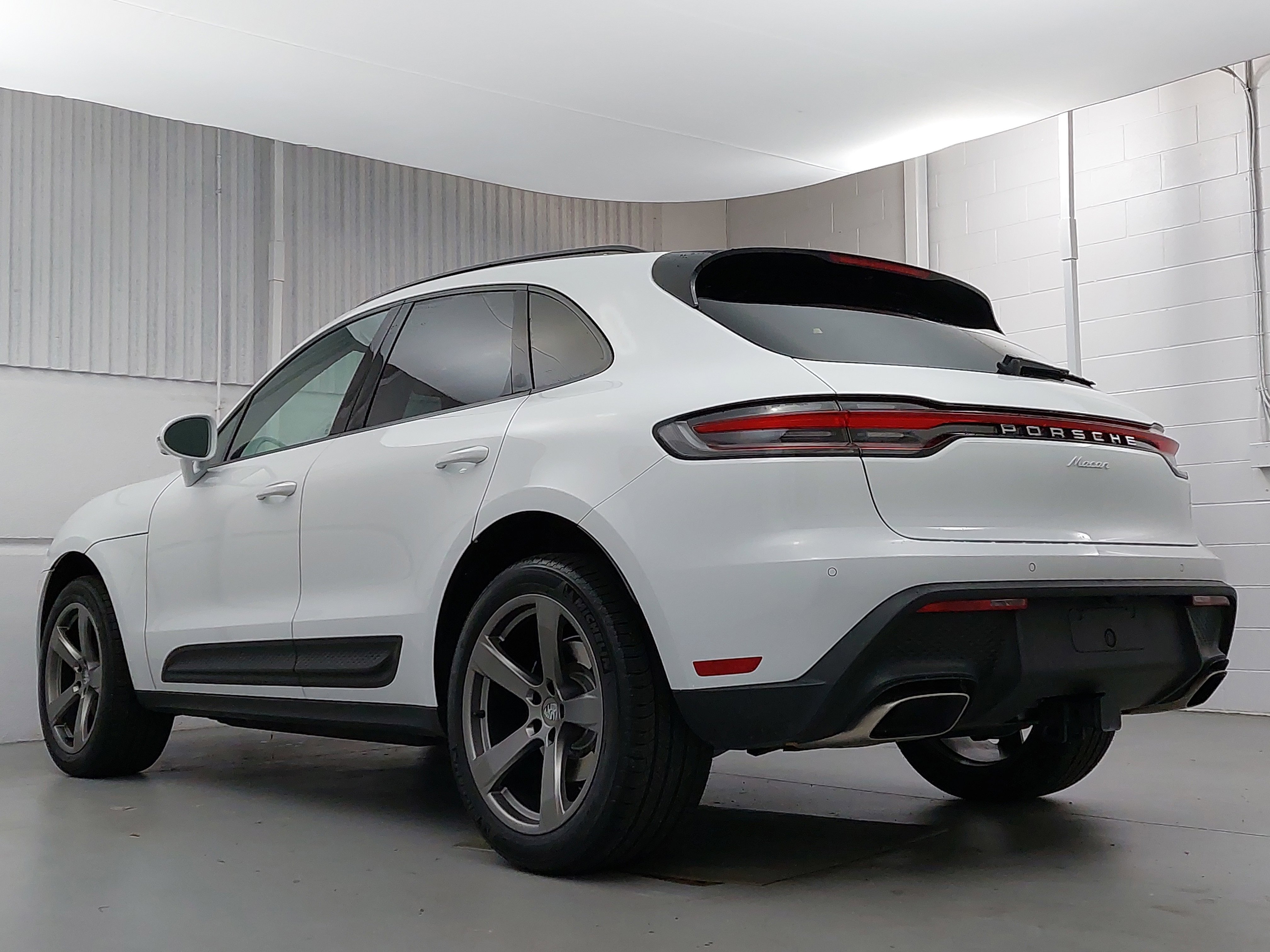 Used 2025 Porsche Macan image 3