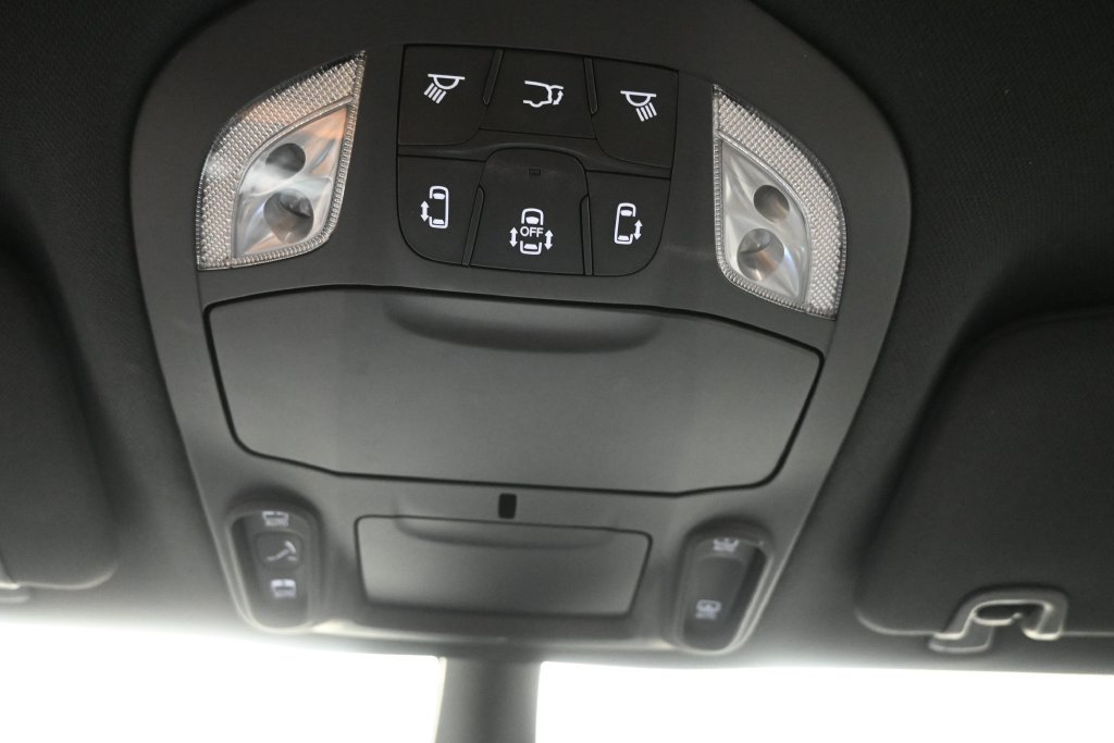 Used 2025 Chrysler Pacifica Limited FWD image 23