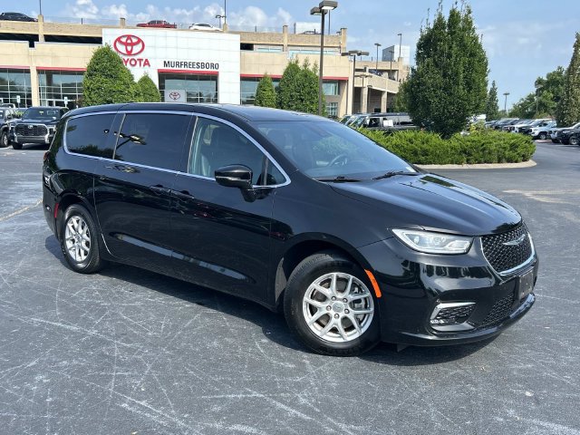 Used 2025 Chrysler Pacifica Select FWD image 2