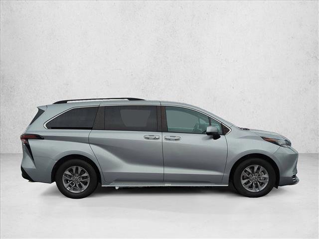 Used 2023 Toyota Sienna XLE image 4