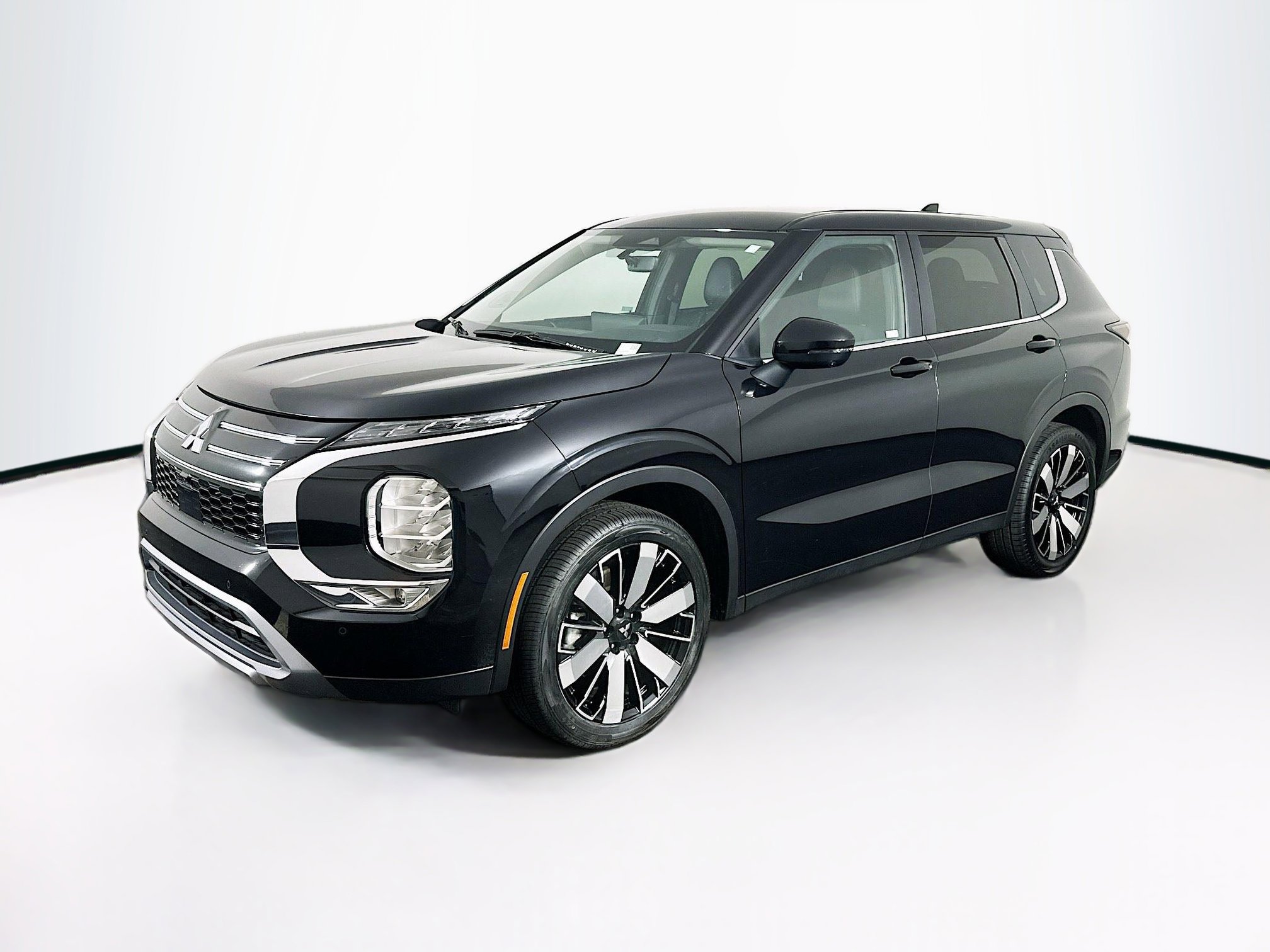 Used 2025 Mitsubishi Outlander SE FWD image 3
