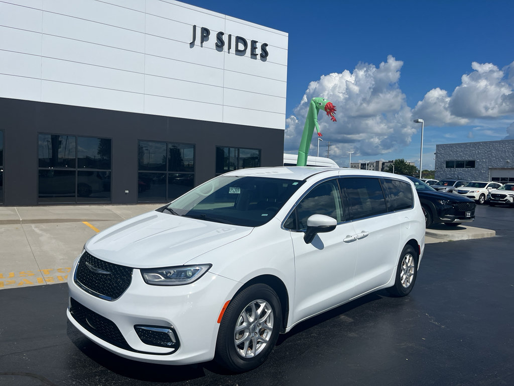 Used 2023 Chrysler Pacifica Touring-L FWD image 1