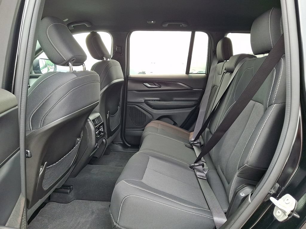 Used 2024 Jeep Grand Cherokee Laredo w/ Luxury Tech Group I AWD/4WD image 10