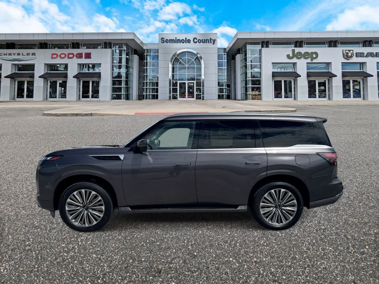 Used 2025 INFINITI QX80 Luxe RWD image 5