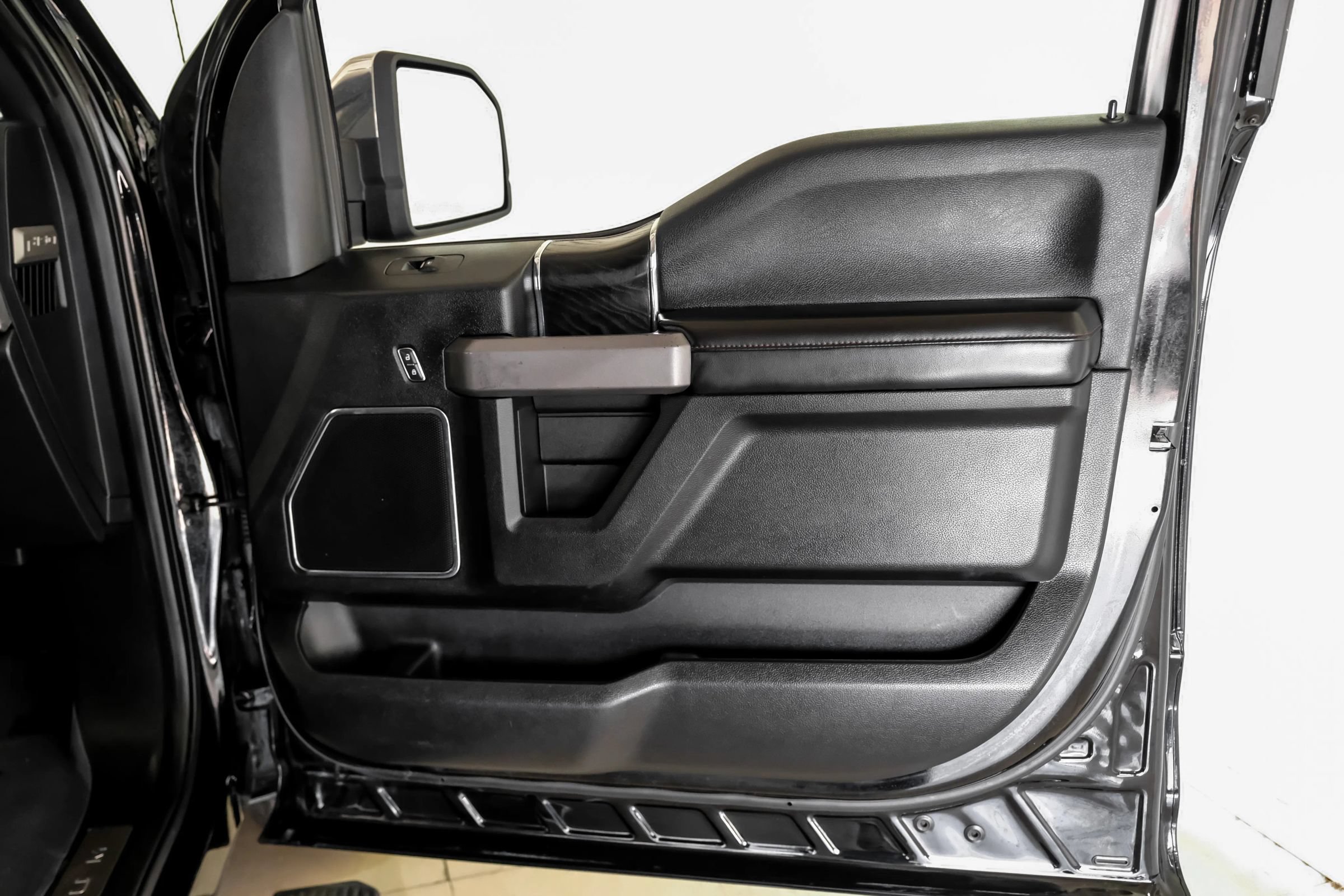Used 2018 Ford F150 Platinum w/ Equipment Group 701A Luxury AWD/4WD image 38