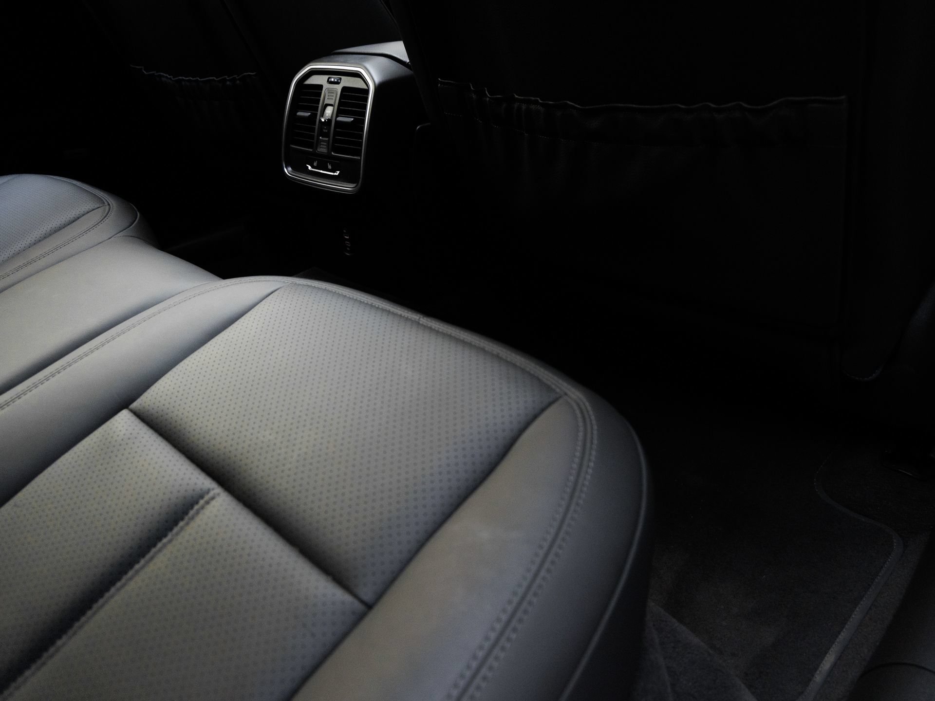 Certified 2022 Porsche Macan AWD/4WD image 33