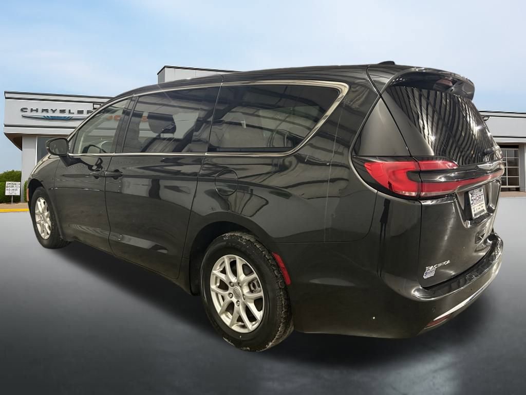 Used 2023 Chrysler Pacifica Touring-L image 3