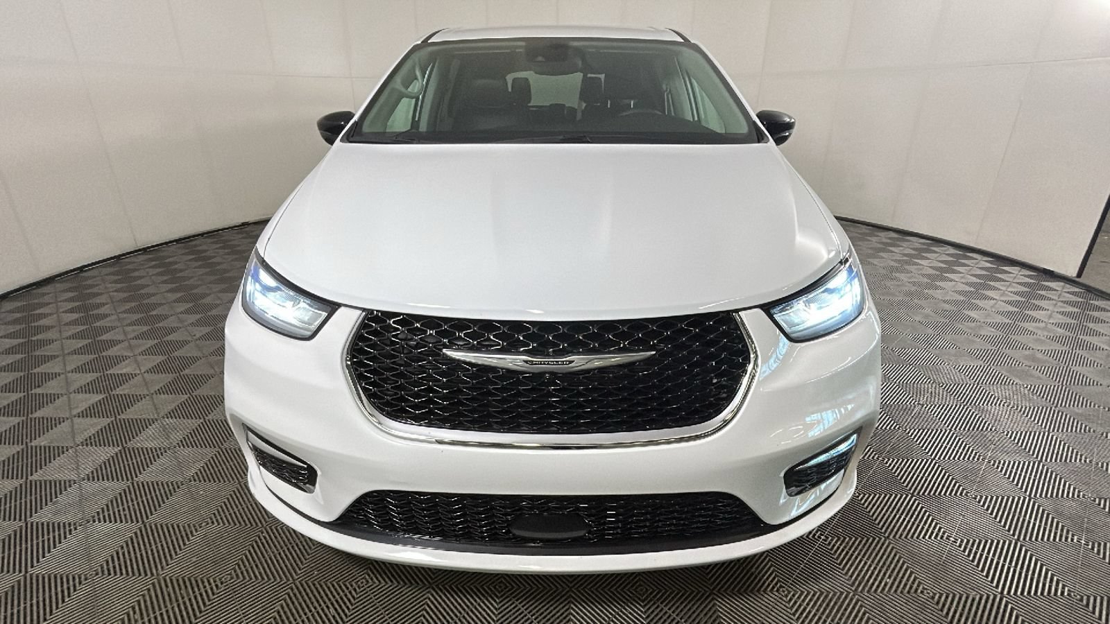 Used 2024 Chrysler Pacifica Touring-L FWD image 8