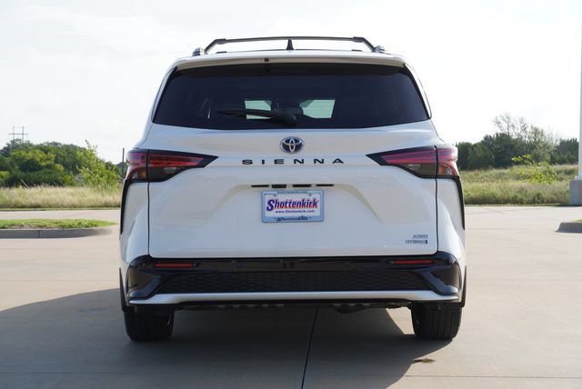 Used 2023 Toyota Sienna XSE FWD image 7