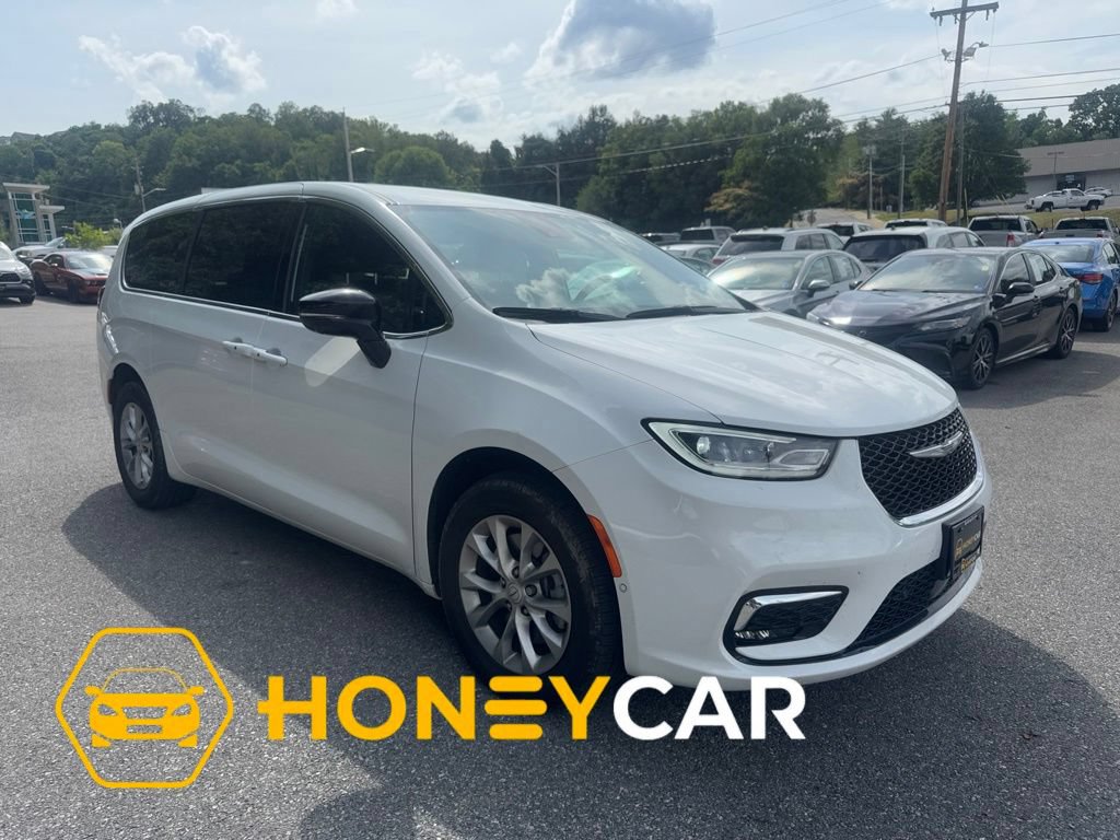 Used 2025 Chrysler Pacifica Select AWD/4WD image 1