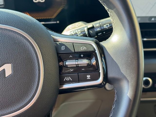 Used 2025 Kia Carnival FWD image 30