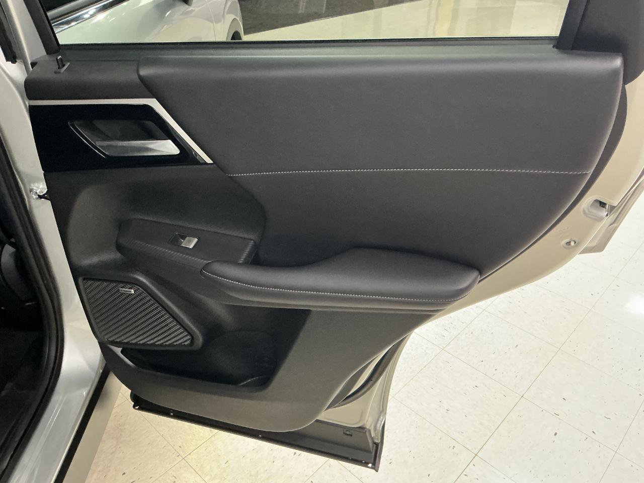 Used 2025 Mitsubishi Outlander AWD image 26