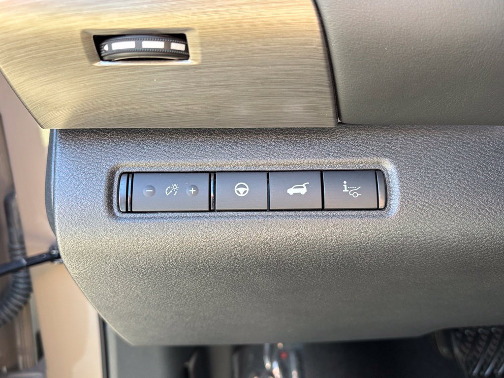 Used 2025 Nissan Pathfinder Platinum AWD/4WD image 16