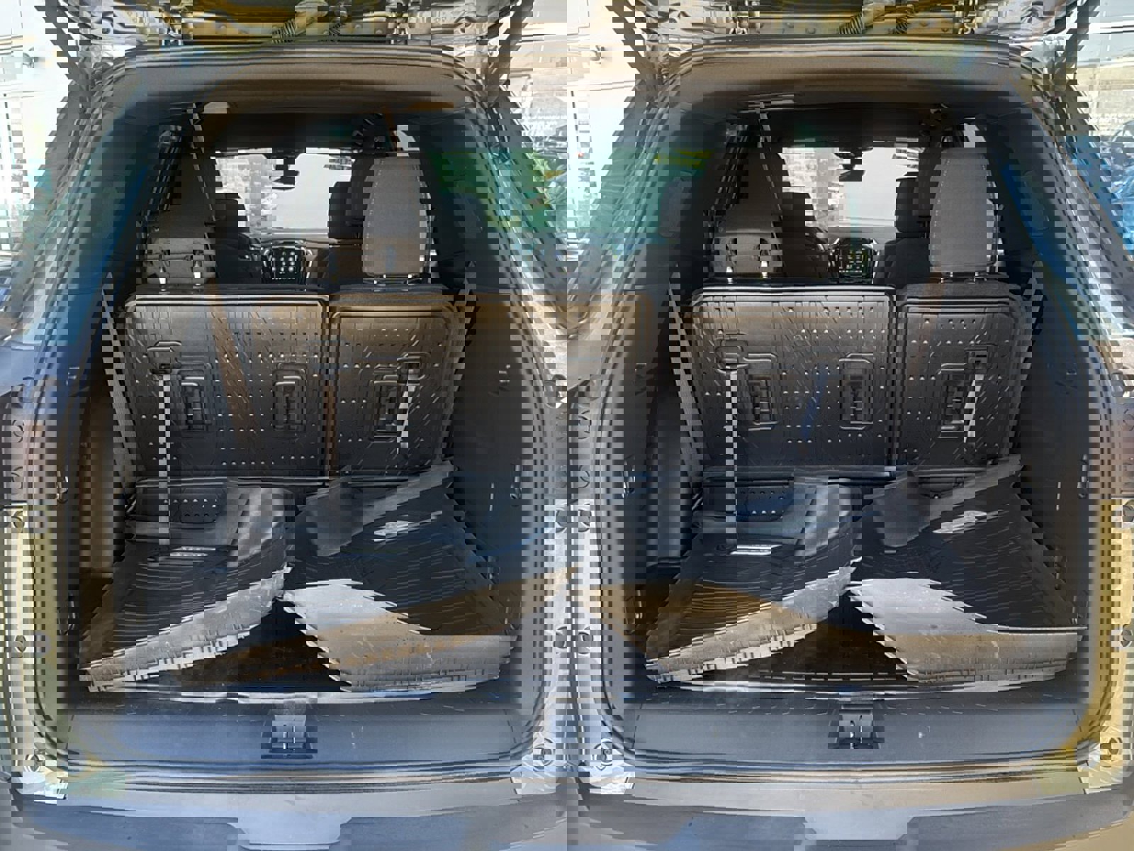 Used 2023 Chevrolet Traverse LT w/ Rear Camera Mirror Package image 24