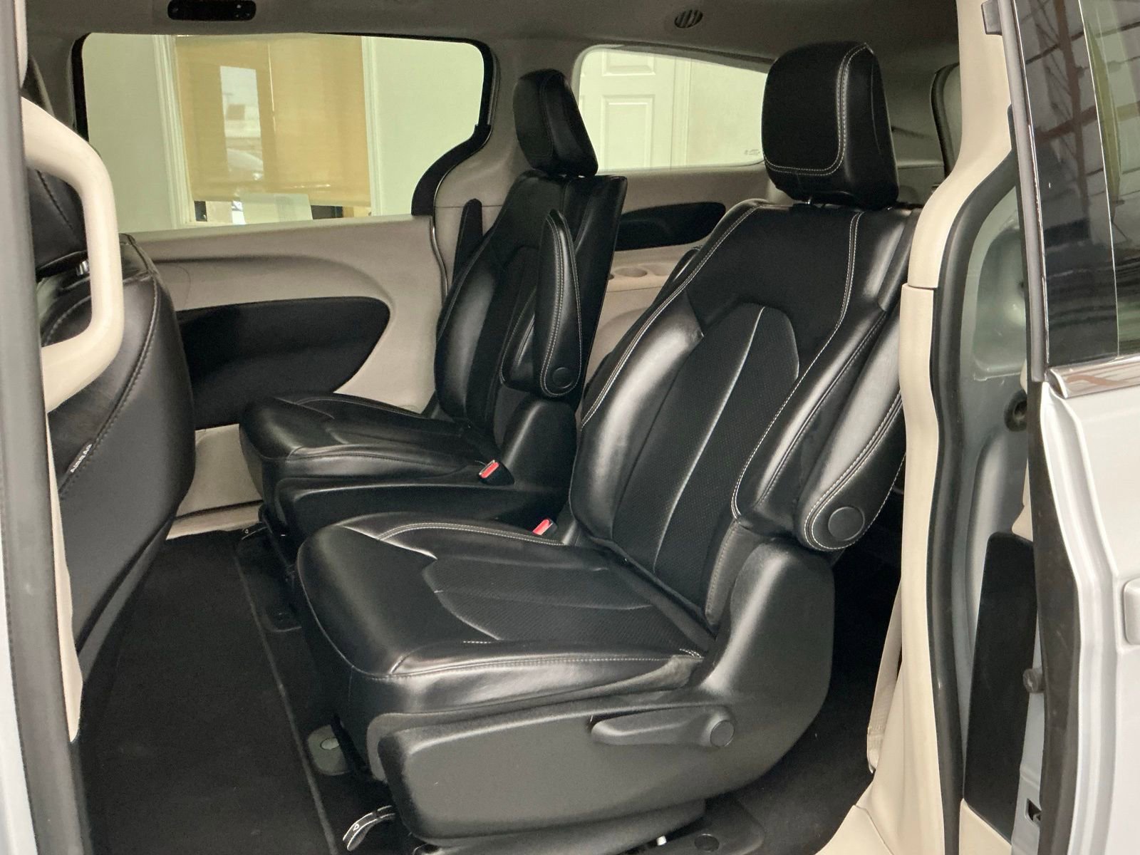 Used 2023 Chrysler Pacifica Touring-L image 21