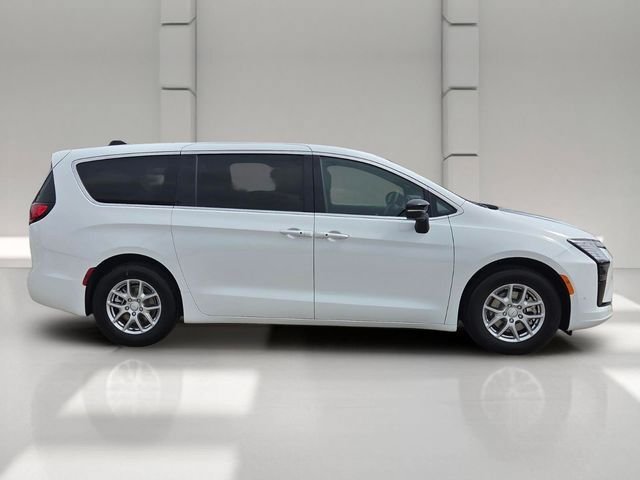 Certified 2027 Chrysler Pacifica Select FWD image 6
