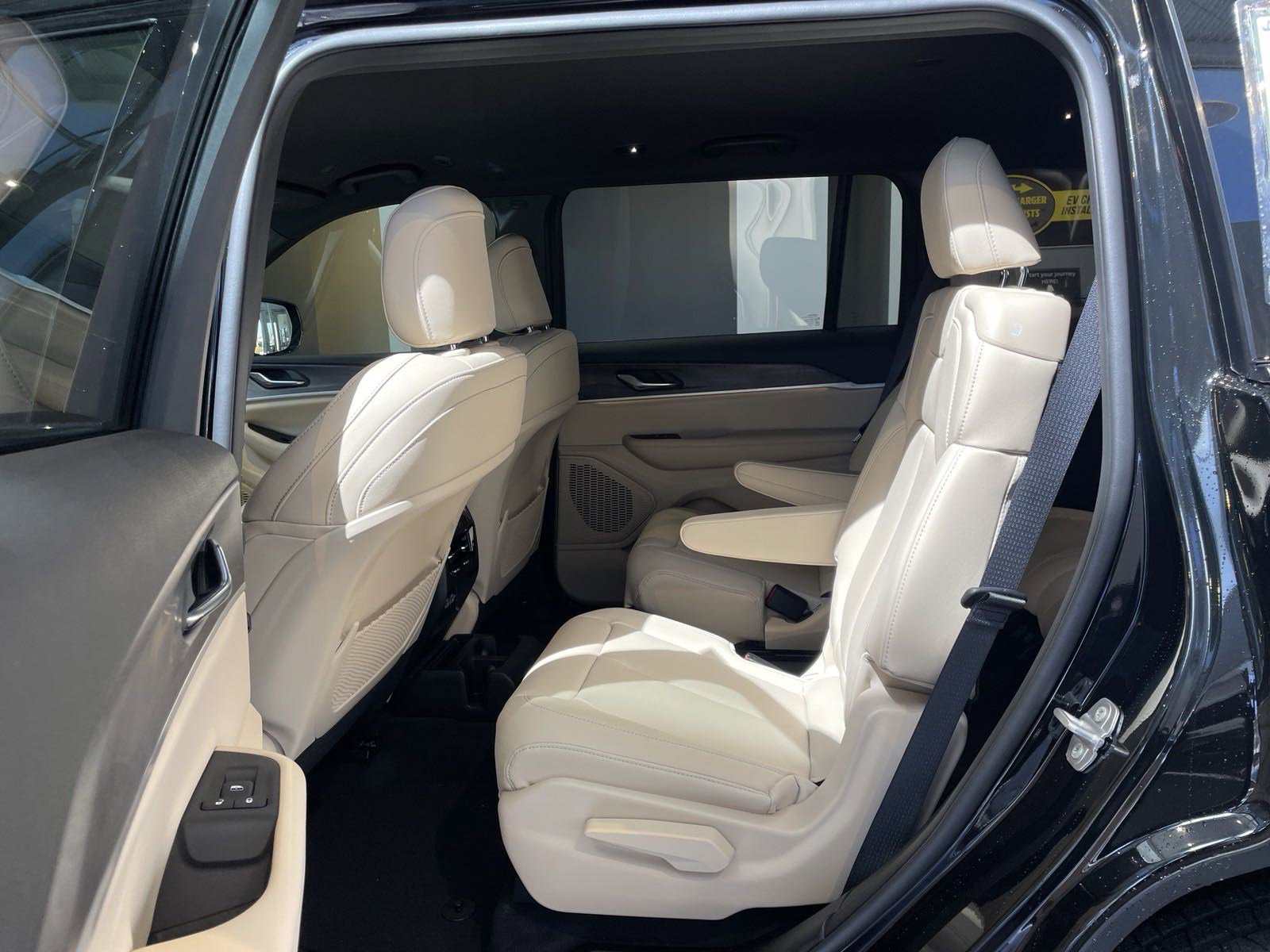 Certified 2025 Jeep Grand Cherokee L Limited w/ Black Appearance Package RWD image 30