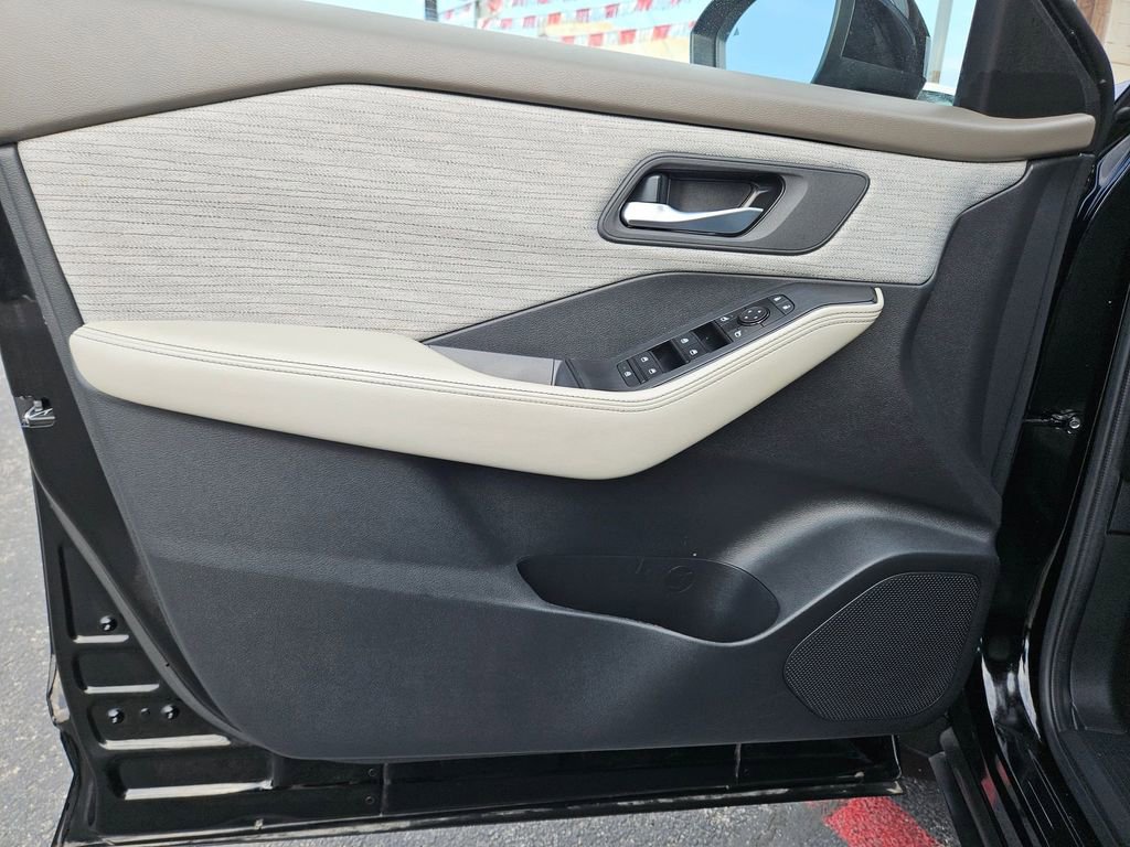 Used 2023 Nissan Rogue SV image 15