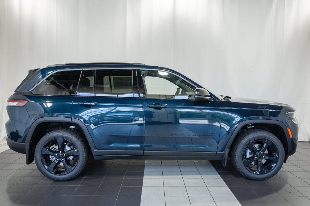 New 2026 Jeep Grand Cherokee Limited w/ Limited Altitude Package AWD/4WD image 3