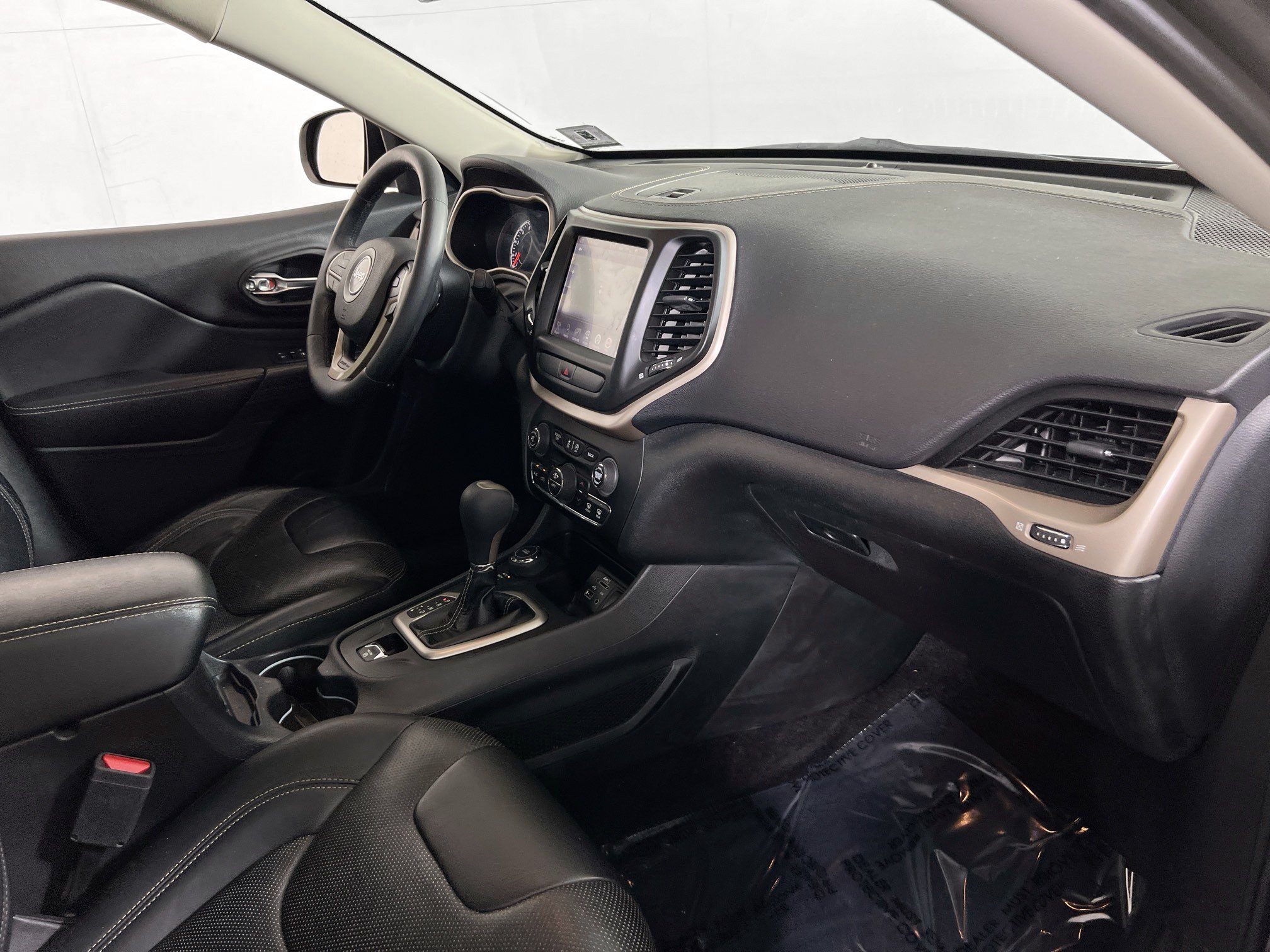 Used 2017 Jeep Cherokee Limited w/ Luxury Group AWD/4WD image 29