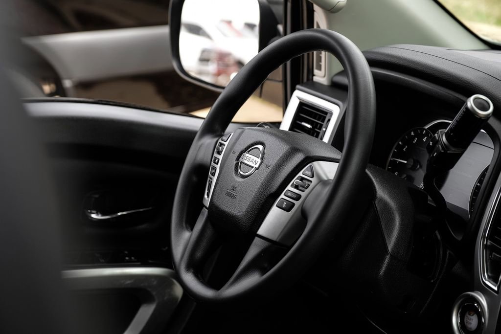 Used 2021 Nissan Titan SV image 11