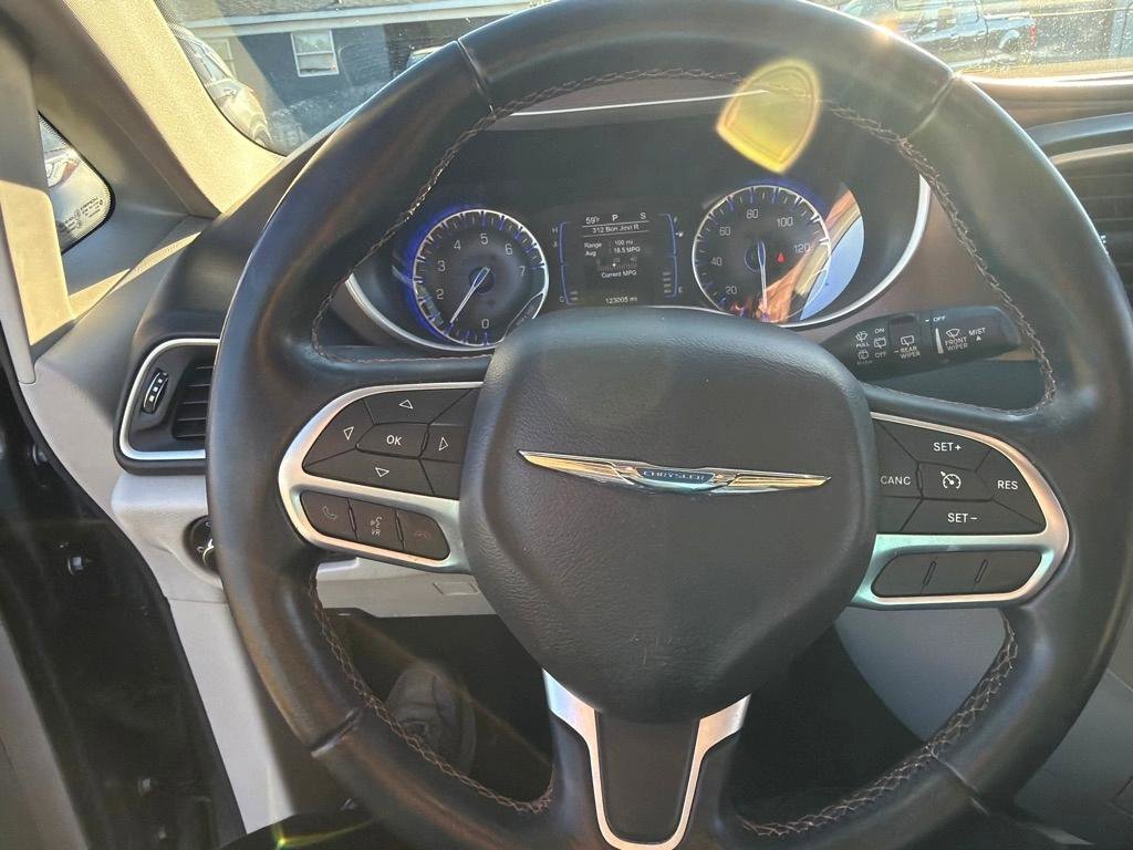 Used 2017 Chrysler Pacifica Touring-L image 19