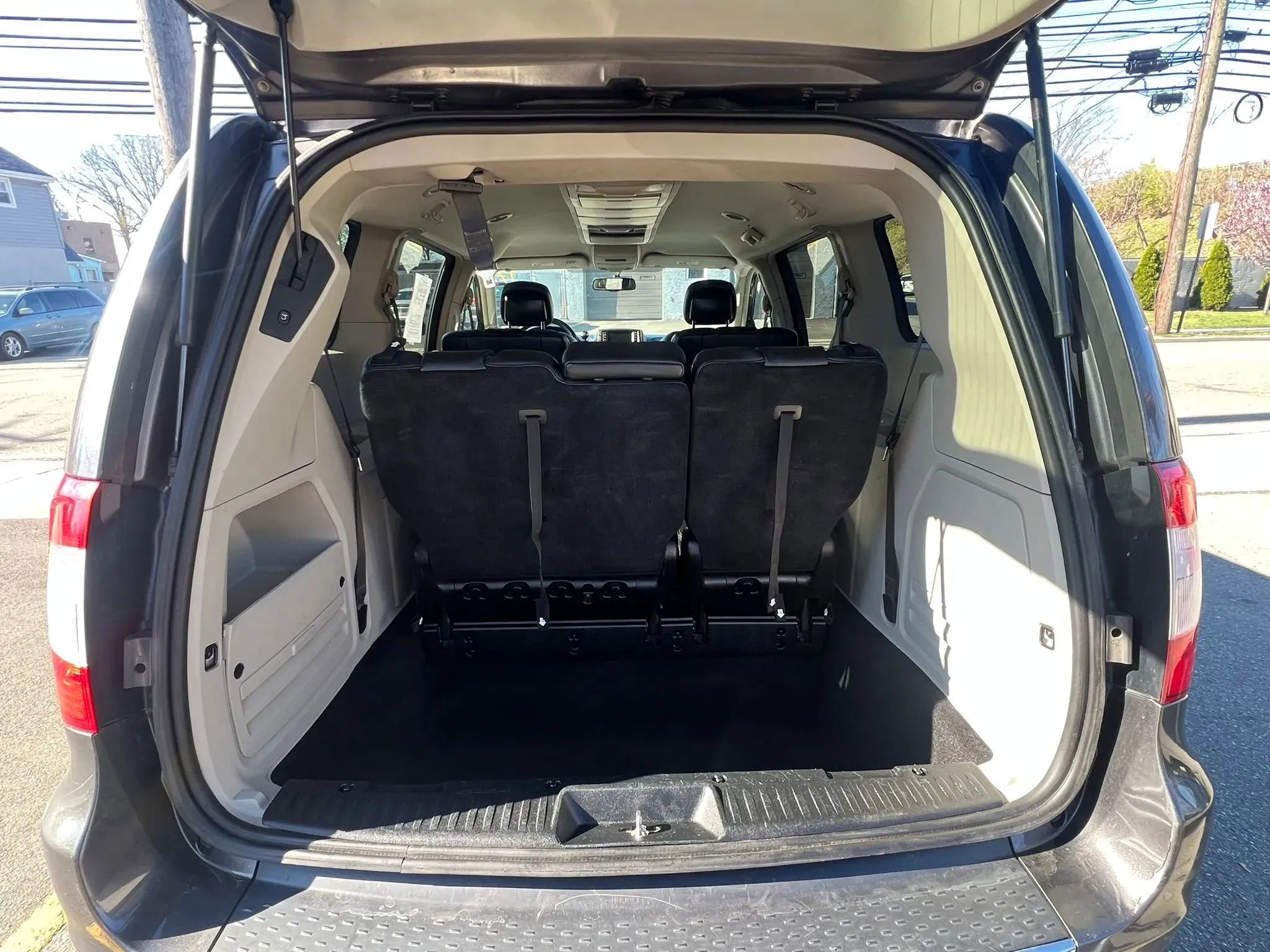 Used 2016 Chrysler Town & Country Touring w/ Driver Convenience Group image 9