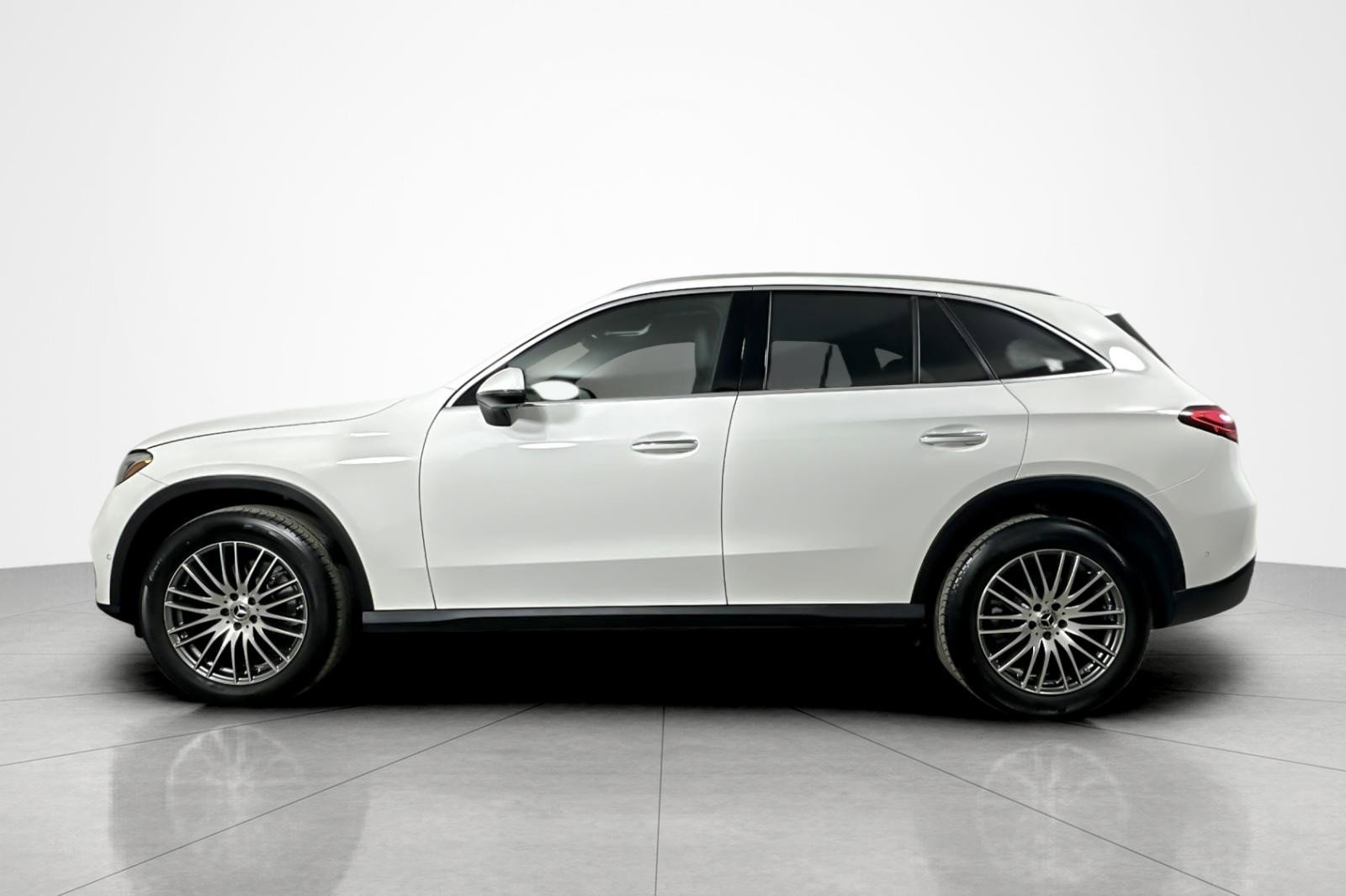 Used 2025 Mercedes-Benz GLC 300 4MATIC image 2