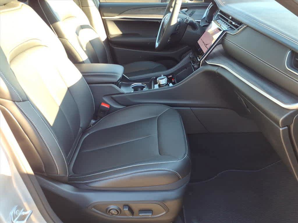 Used 2025 Jeep Grand Cherokee L Limited w/ Black Appearance Package image 25