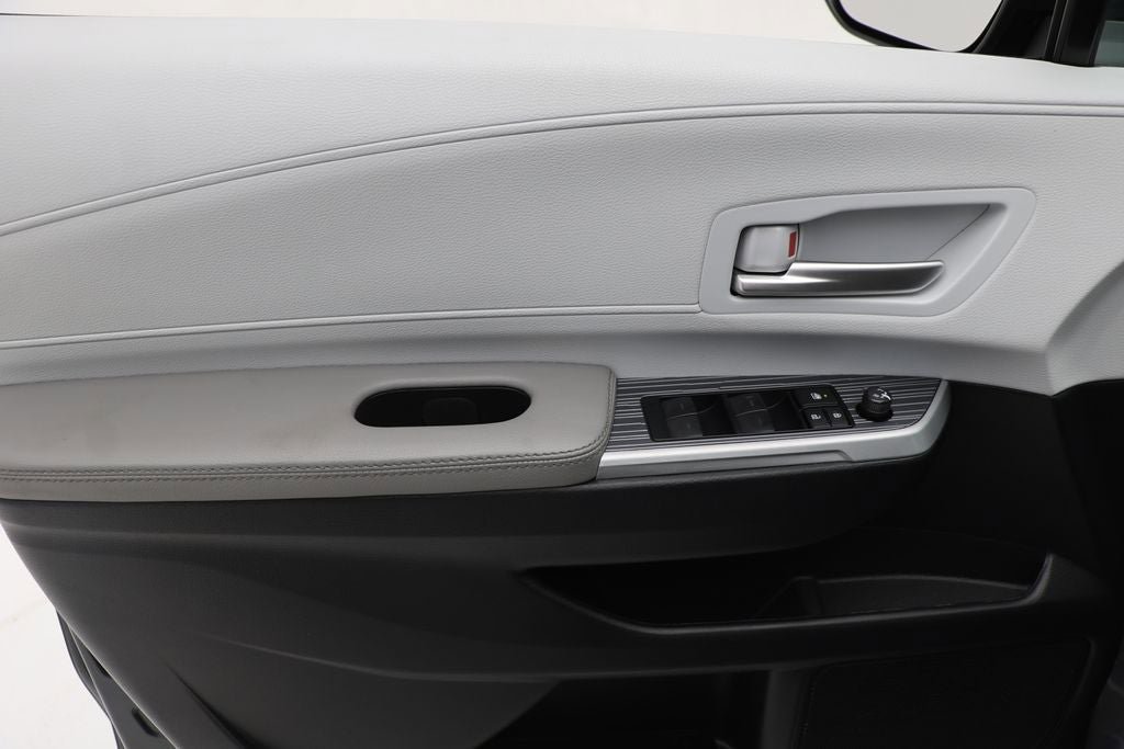 Used 2025 Toyota Sienna XLE FWD image 14