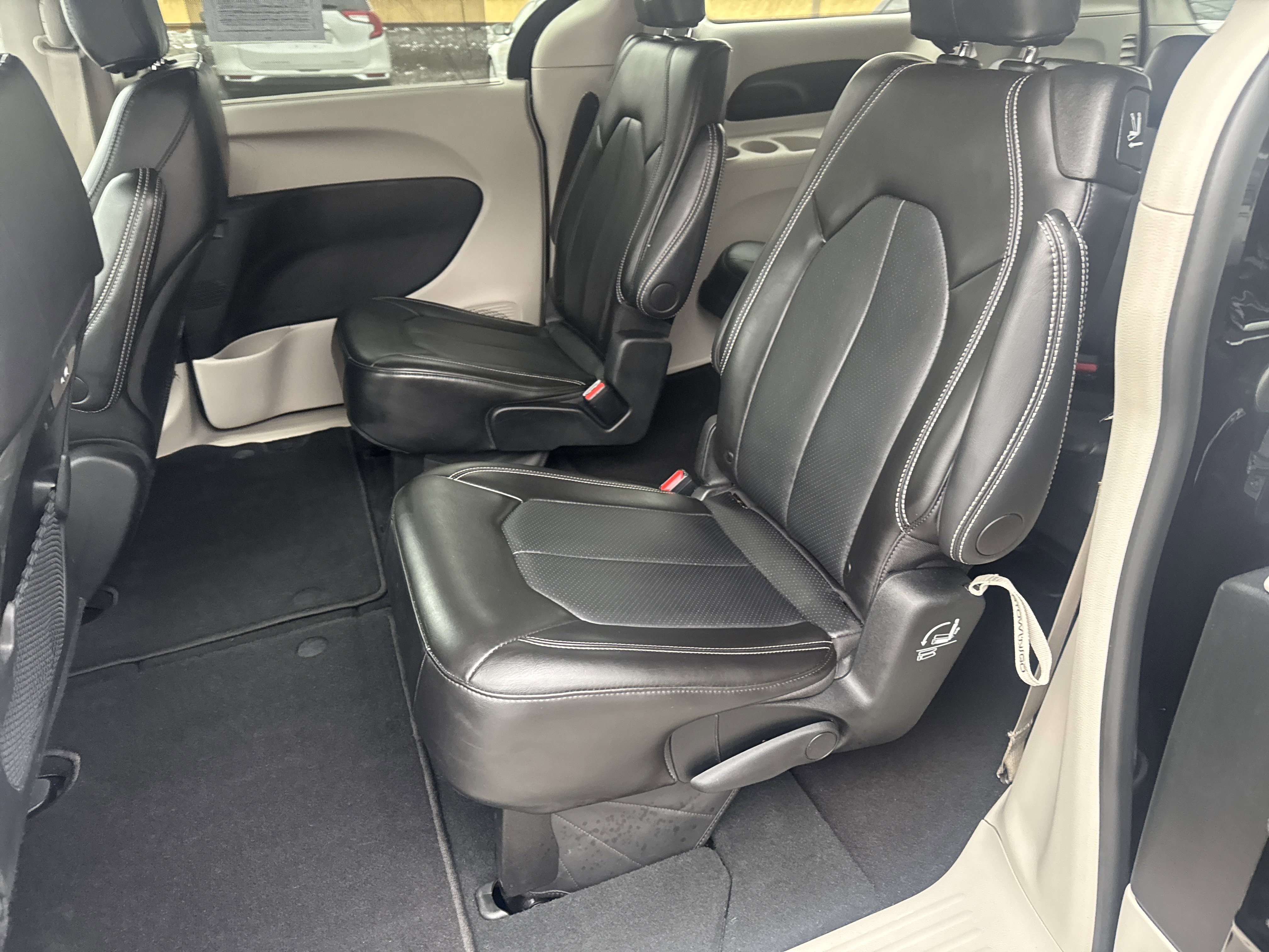 Used 2024 Chrysler Pacifica Touring-L image 13