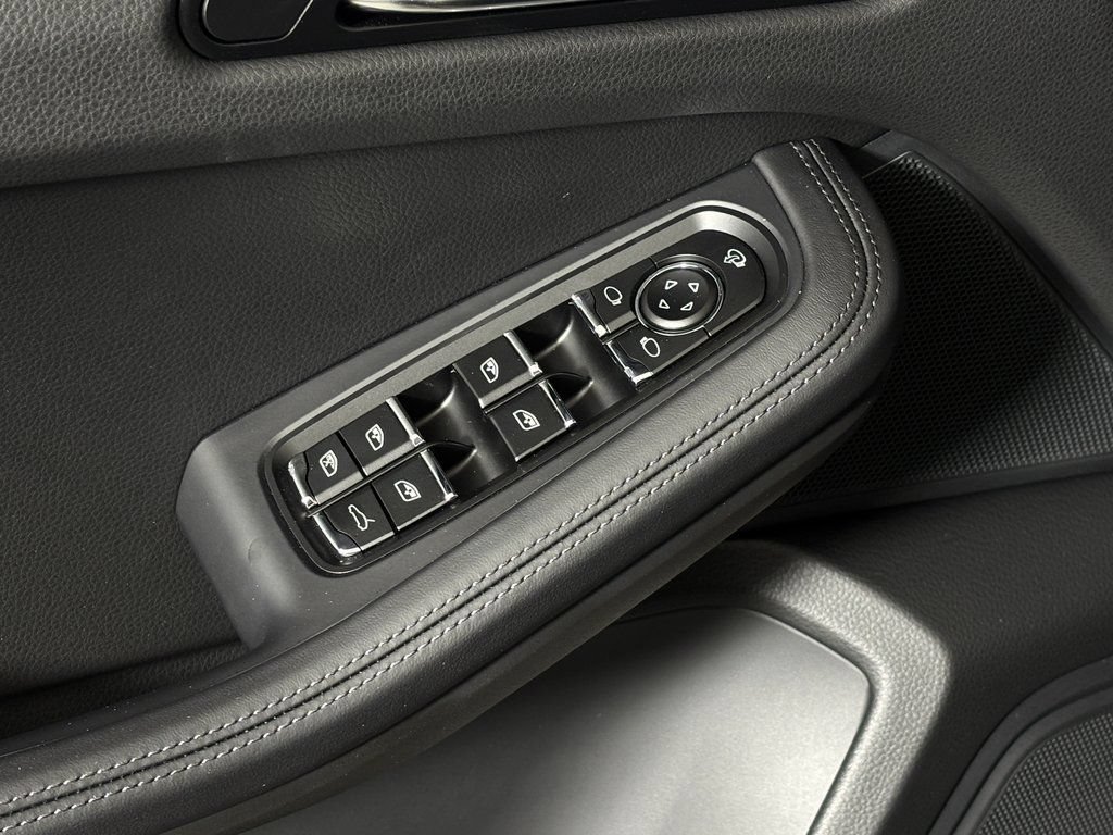 Used 2026 Porsche Macan Turbo AWD/4WD image 16
