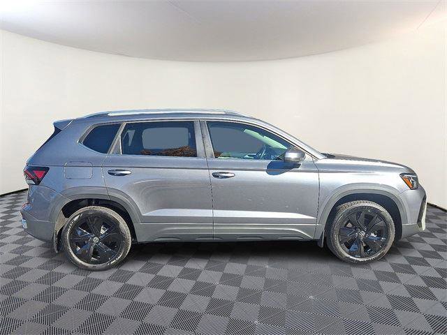 Certified 2025 Volkswagen Taos SE w/ Panoramic Sunroof Package image 7