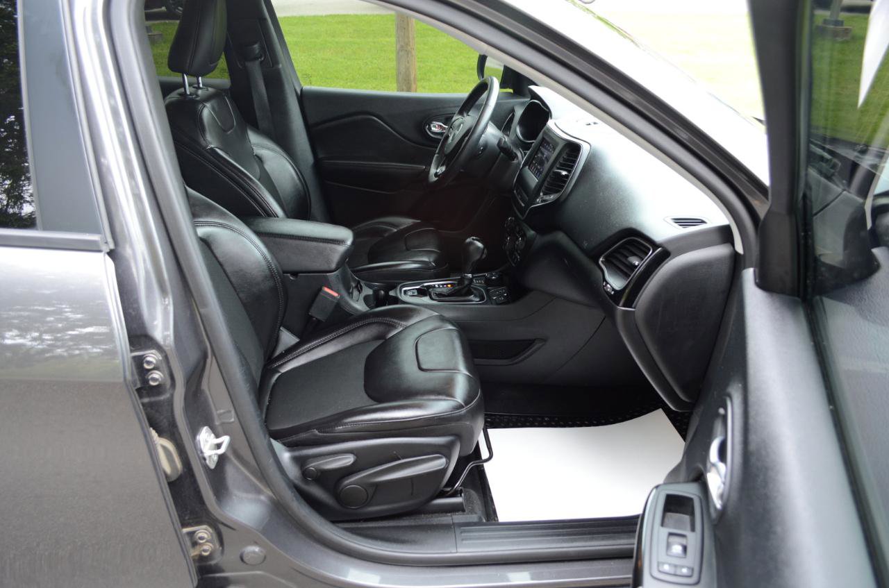 Used 2019 Jeep Cherokee Latitude Plus AWD/4WD image 17