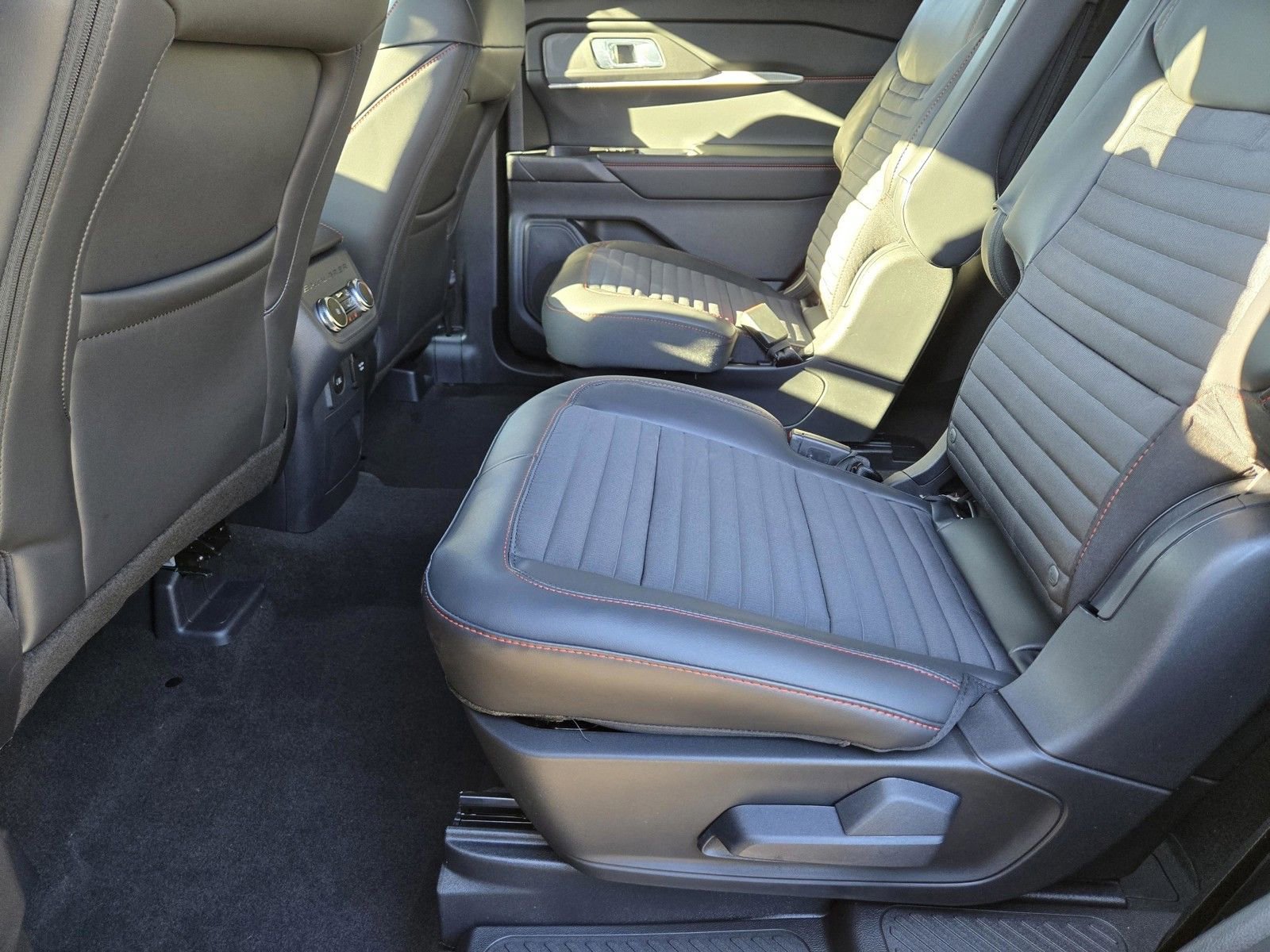 Used 2026 Ford Explorer ST-Line w/ ST-Line Street Pack image 8