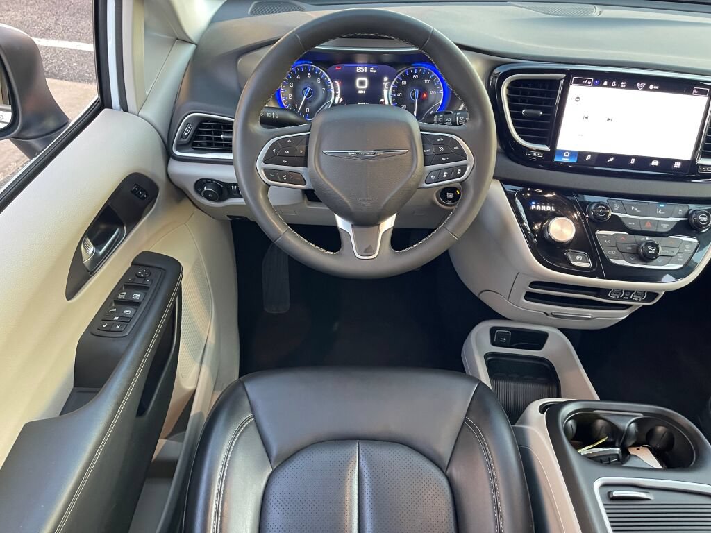 Used 2023 Chrysler Pacifica Touring-L FWD image 2