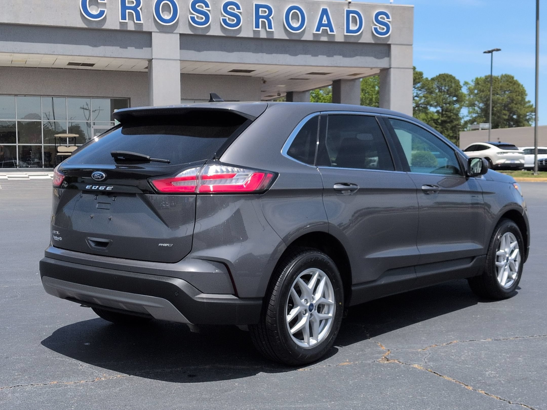 Used 2022 Ford Edge SEL w/ Convenience Package AWD/4WD image 4