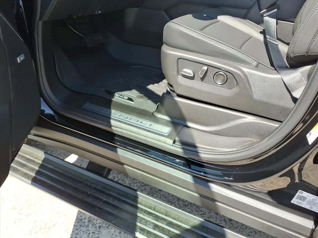 New 2026 GMC Yukon Denali w/ Denali Reserve Package image 12