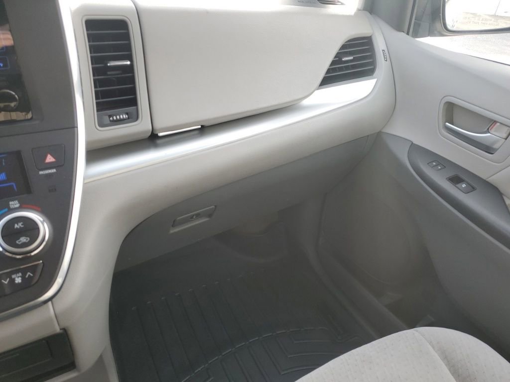 Used 2015 Toyota Sienna LE image 18
