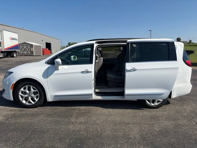 Used 2017 Chrysler Pacifica Touring-L w/ Tire & Wheel Group FWD image 10