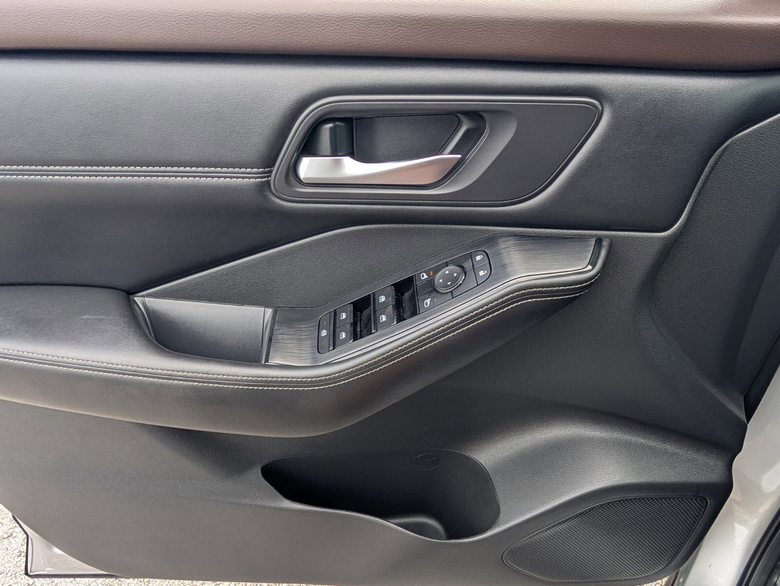 Used 2022 Nissan Rogue SV w/ SV Premium Package image 34