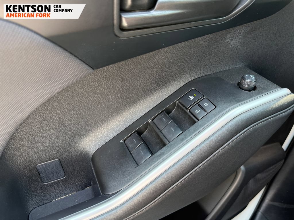 Used 2025 Toyota Highlander LE AWD/4WD image 19