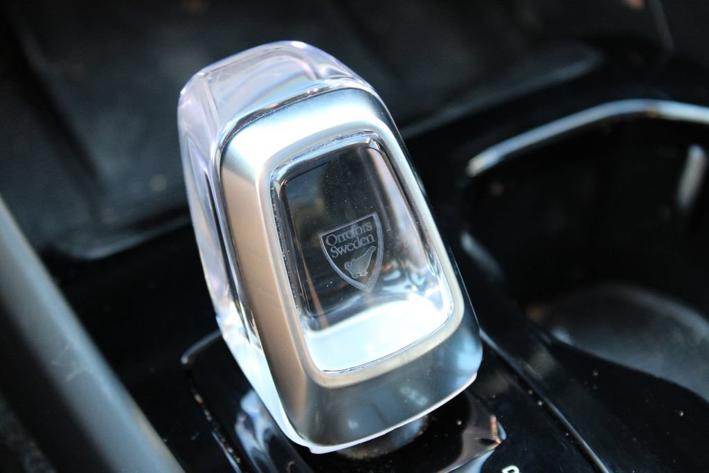 Certified 2025 Volvo XC40 B5 Plus AWD/4WD image 38