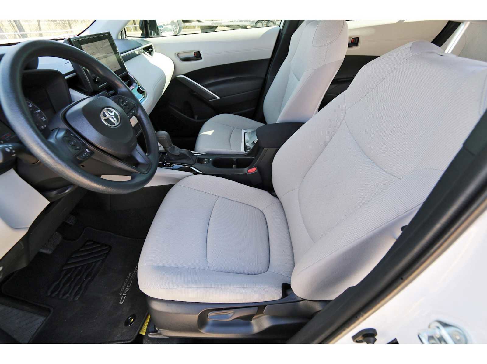 Used 2025 Toyota Corolla Cross L image 11