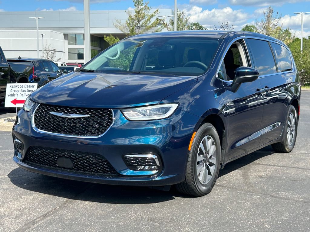 Used 2023 Chrysler Pacifica Touring-L FWD image 3