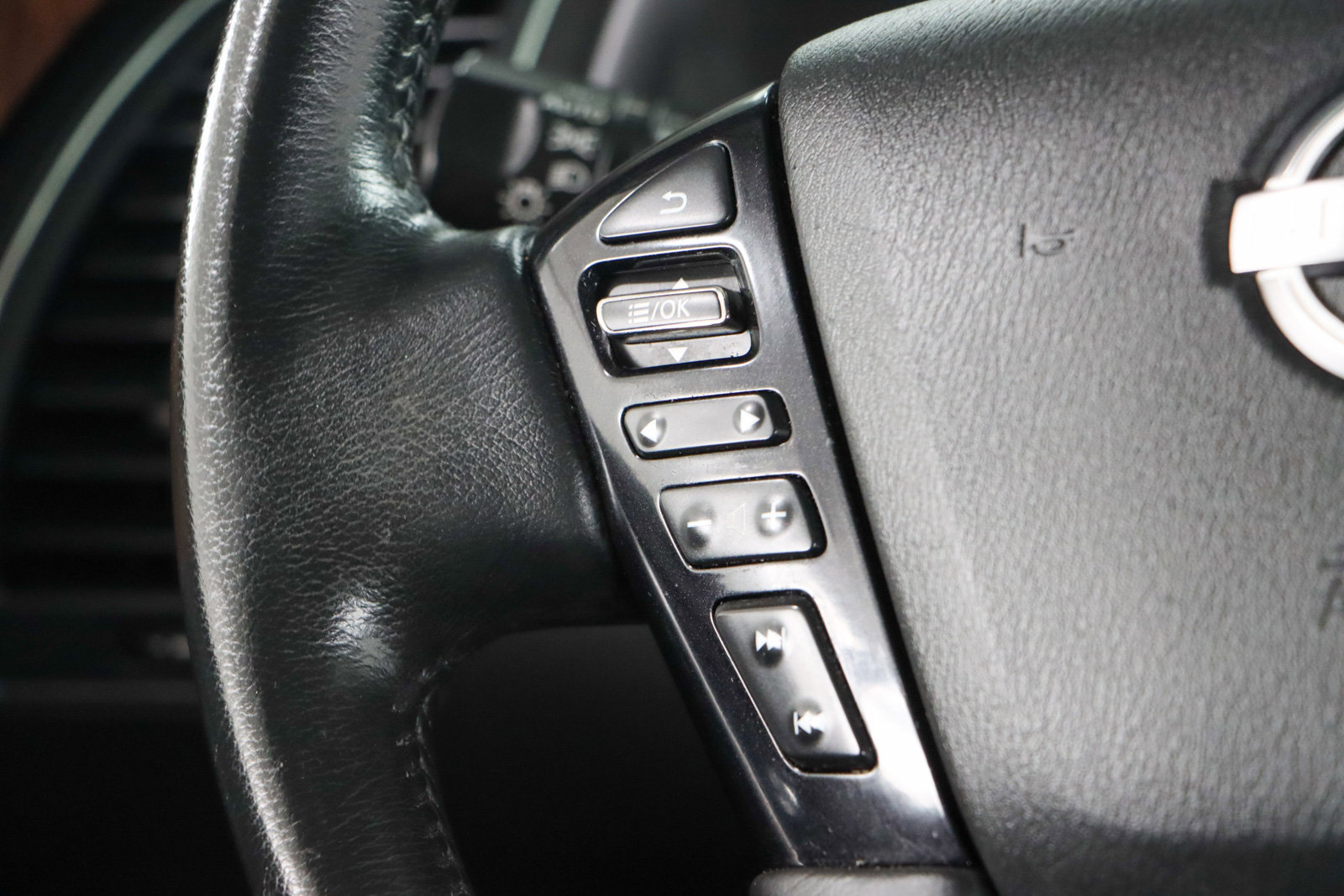 Used 2022 Nissan Armada SL w/ Captain's Chairs Package image 14