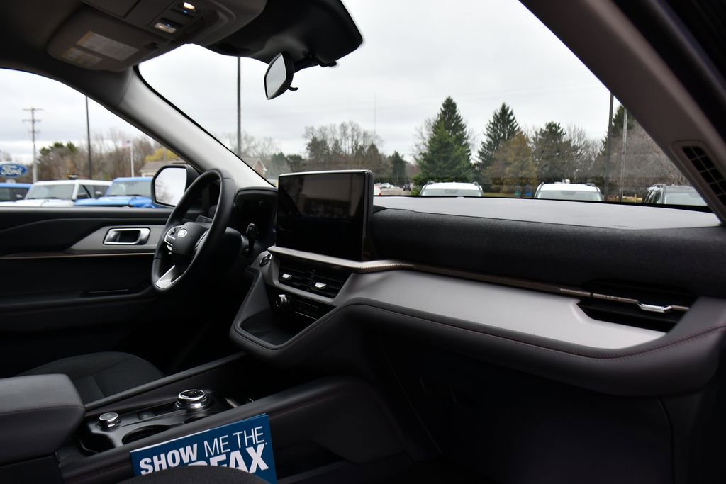Used 2025 Ford Explorer Active AWD/4WD image 14